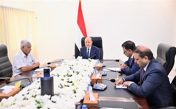 العليمي يجدد الالتزام بالعمل على انتظام دفع المرتبات واستدامة الخدمات